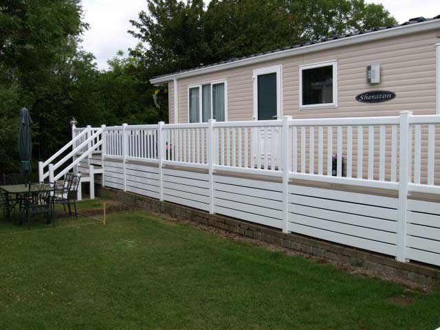 Contemporary-Balustrade-White-met-Tawny-Terrasplanken